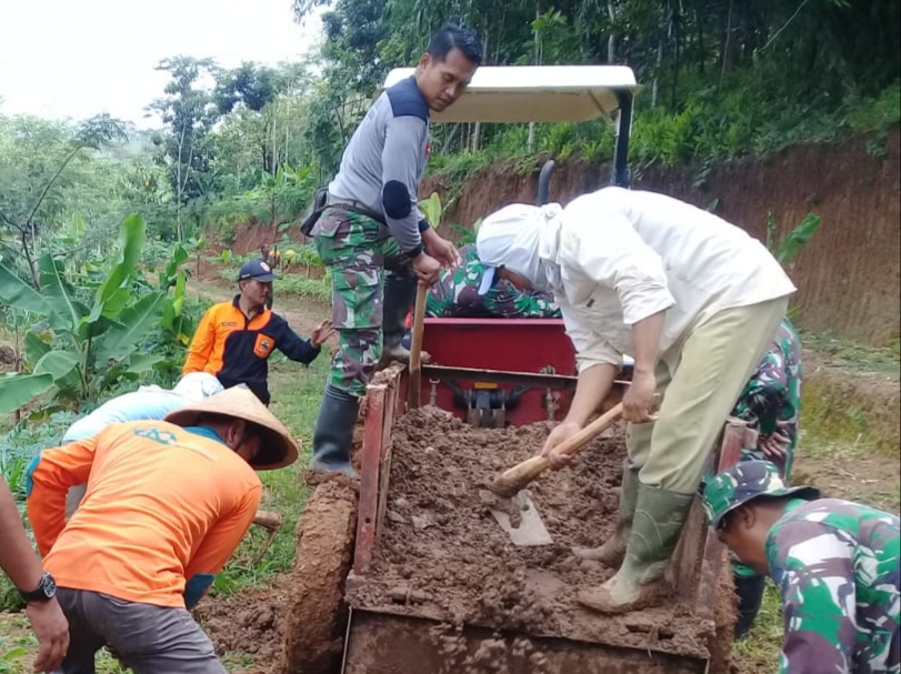 Ketua RT Turun Tangan Bantu Satgas TMMD Reg 107 Kodim Kudus Ketua RT Turun Tangan Bantu Satgas TMMD Reg 107 Kodim Kudus