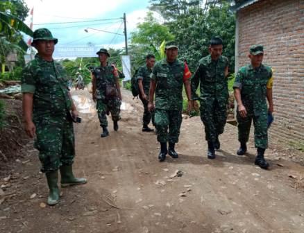 Menyusuri Jalan Setapak Tinjau Sasaran TMMD