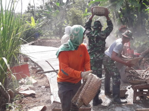 Bersama TNI Tuntaskan Pembangunan Di Daerah Pelosok