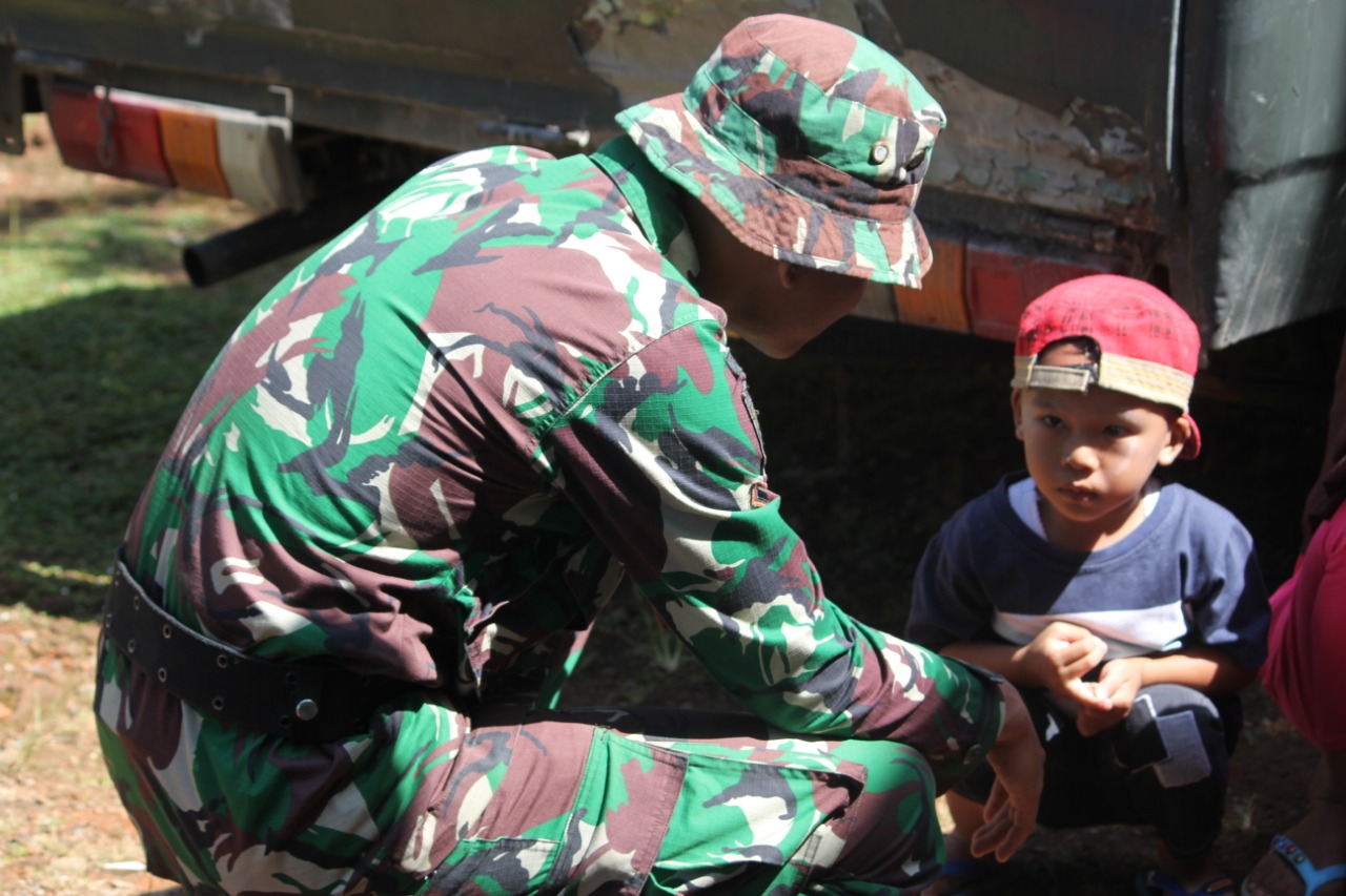 Kedekatan Satgas TMMD Dengan Anak-anak Kedekatan Satgas TMMD Dengan Anak-anak