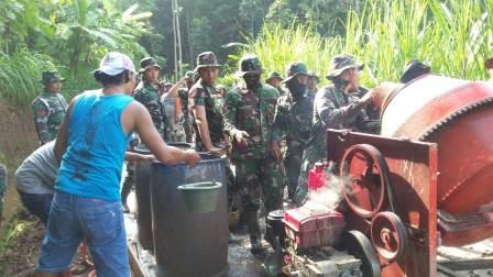 Alunan Suara Mesin Molen Menambah Semangat Satgas TMMD Alunan Suara Mesin Molen Menambah Semangat Satgas TMMD