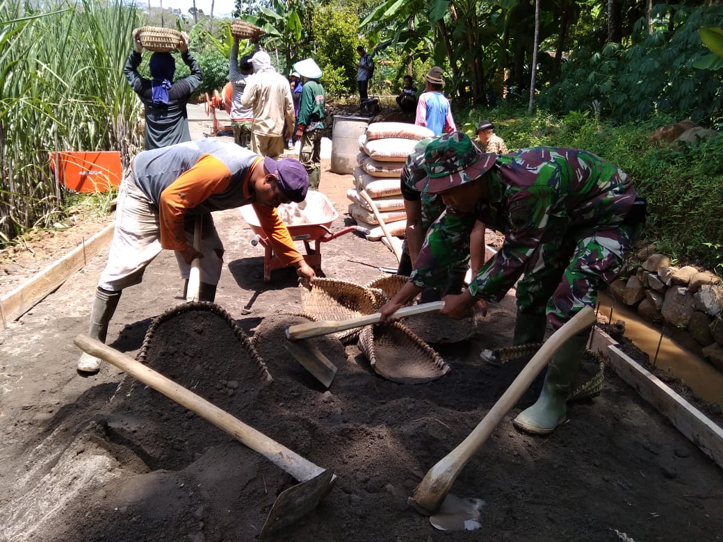 Gotong Royong di Lokasi TMMD, Wujud Kemanunggalan TNI – Rakyat Gotong Royong di Lokasi TMMD, Wujud Kemanunggalan TNI – Rakyat