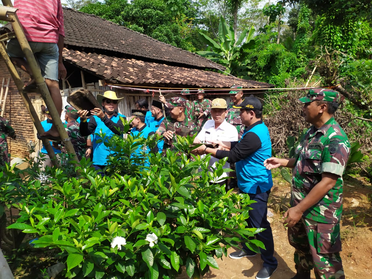 Satgas TMMD Ramai-Ramai Bongkar Rumah Supaya Berkah