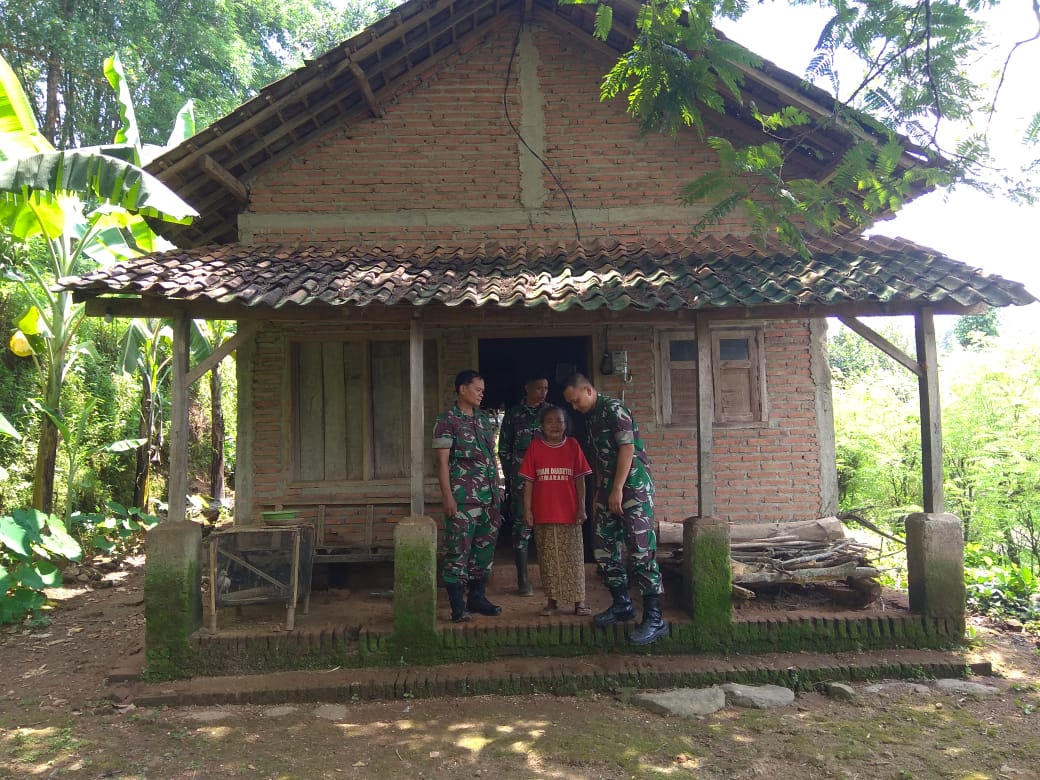 Komandan Kodim 0722/Kudus Didampingi Pewira Staf Sambangi Rumah Bu Wagimah