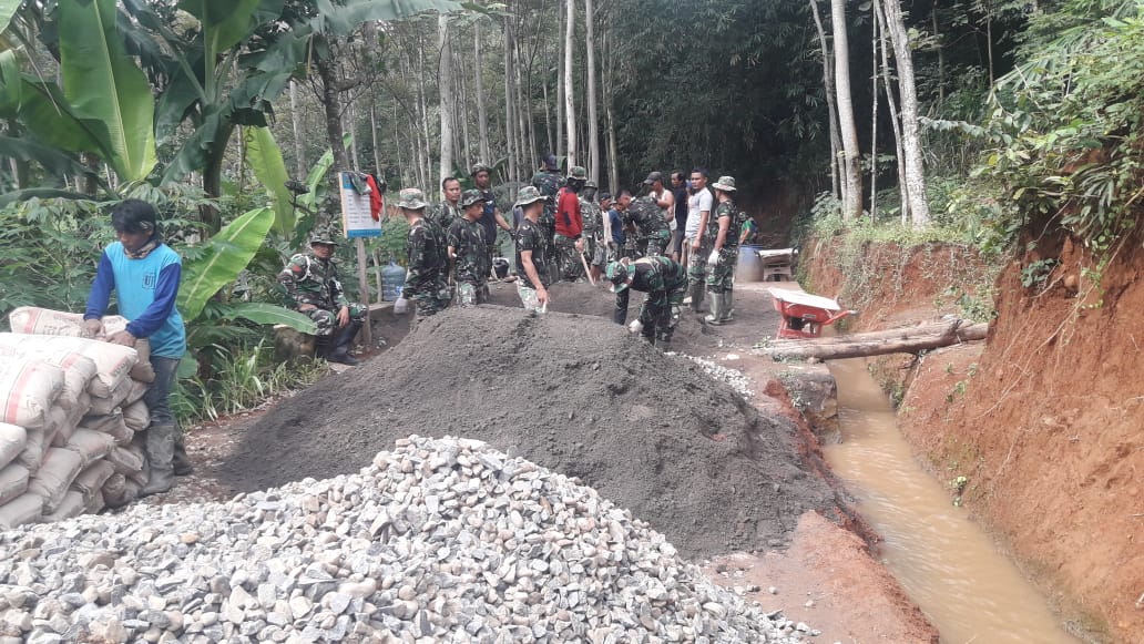 Semangat Gotong-royong Satgas TMMD dan Masyarakat Taklukkan Medan yang Sulit Semangat Gotong-royong Satgas TMMD dan Masyarakat Taklukkan Medan yang Sulit
