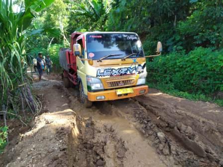 Truk Pasir Nekat Terobos Demi Capai Target Sasaran.
