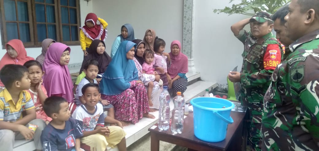 Antusias Ibu-Ibu Saksikan Team Kreatif Satgas TMMD 107 Kodim Kudus Bersaksi Antusias Ibu-Ibu Saksikan Team Kreatif Satgas TMMD 107 Kodim Kudus Bersaksi