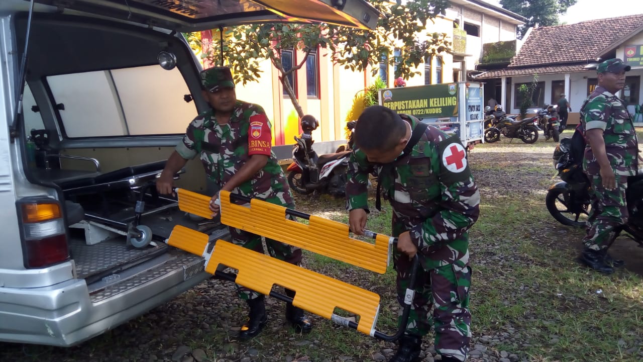 Tim Bantuan Kesehatan Tetap Standby Di Lokasi TMMD Reguler 107 Desa Kedungsari.