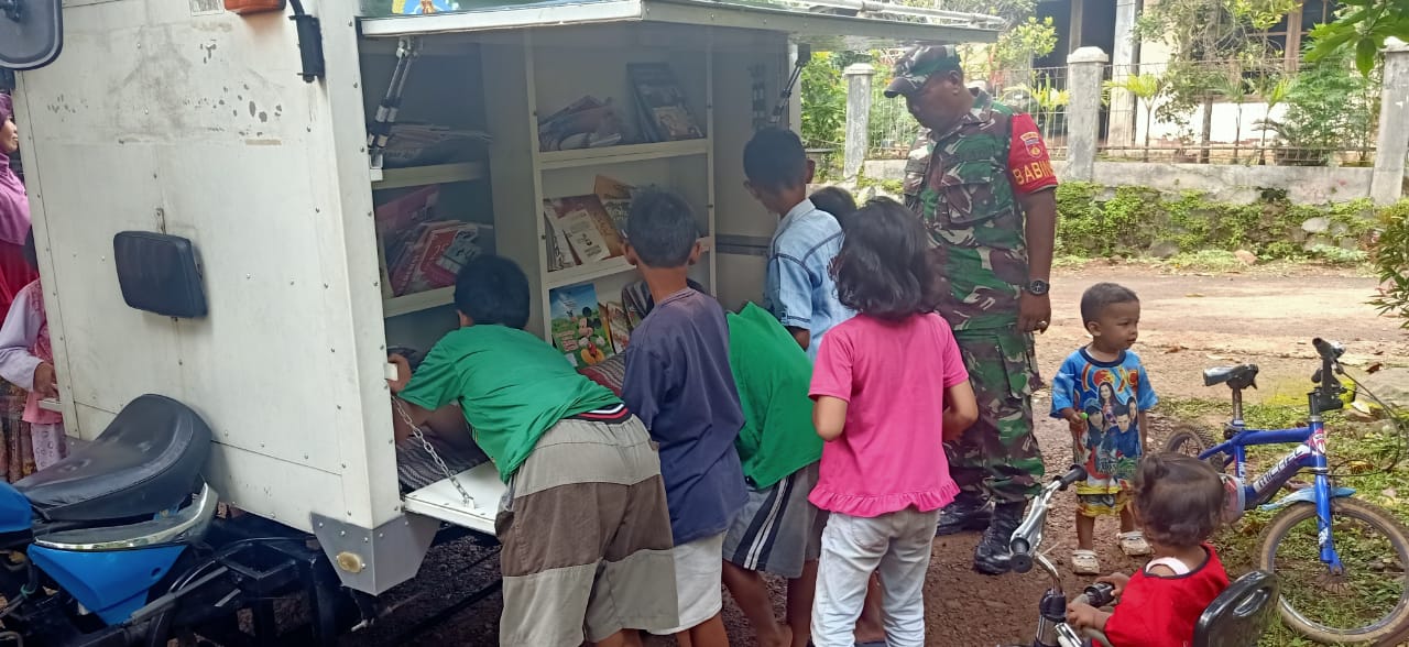 Bapaknya Kerja Sama Satgas TMMD, Anak – anaknya Cari Ilmu Lewat  Perpustakaan Keliling