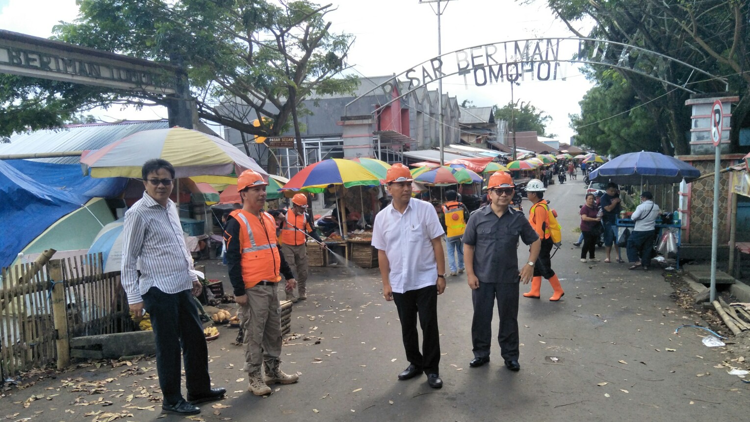 Walikota Tomohon Pantau Penyemprotan Desinfektan di Pasar Beriman Wilken