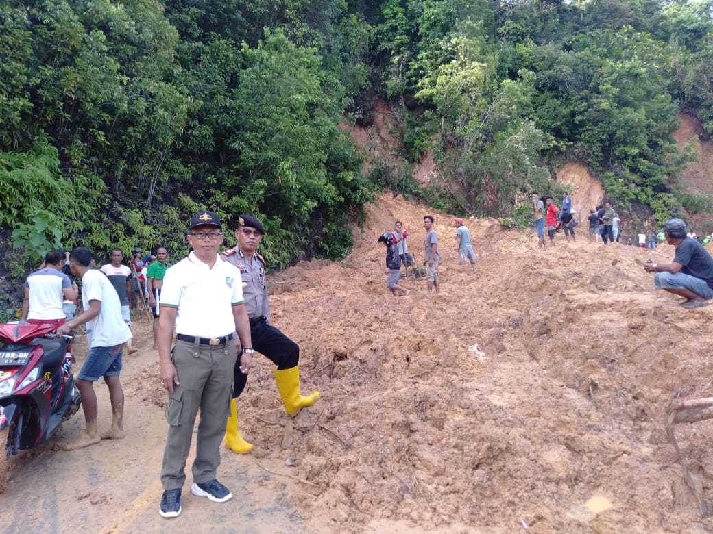 Longsor 25 Meter Kembali Menutup Badan Jalan Trans Sulawesi Pantura Bolmut