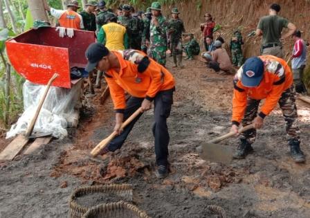 Hadirnya Keluarga Besar Tentara (KBT) Di Lokasi TMMD.