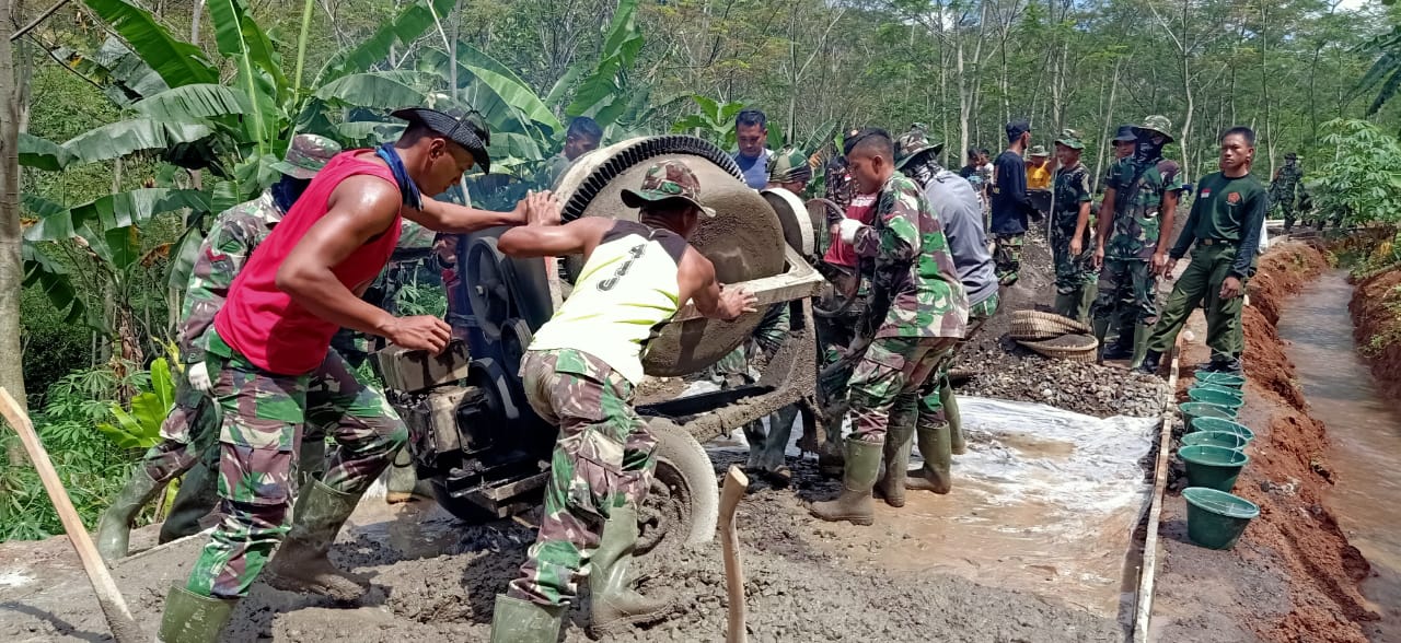 Luar biasa semangat Satgas TMMD Kodim Kudus Luar biasa semangat Satgas TMMD Kodim Kudus