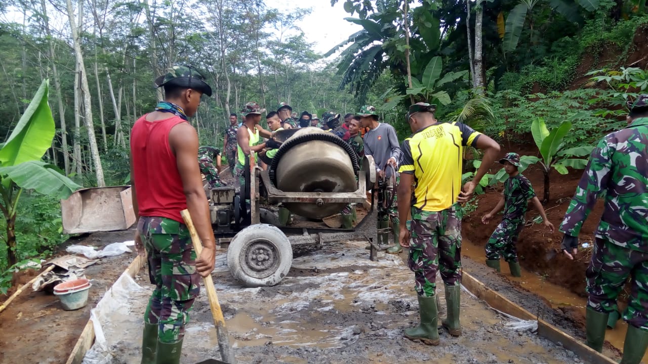 Satgas TMMD Gabungan Bersama Warga Terus Menggenjot Pengerjaan Betonisasi Jalan.