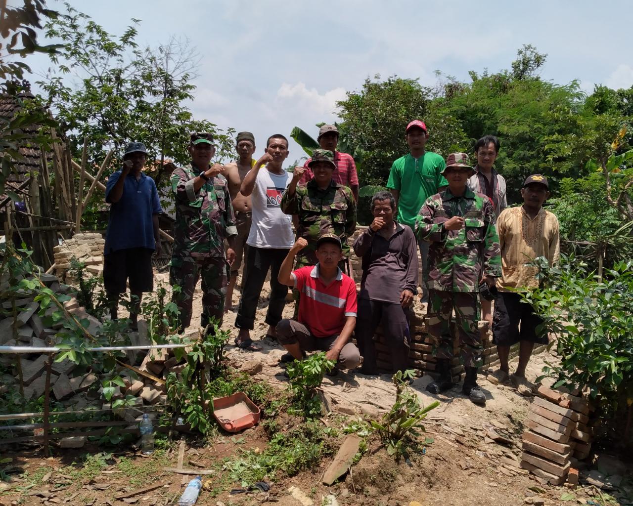 Warga Bersama Satgas  Bersatu Sukseskan TMMD