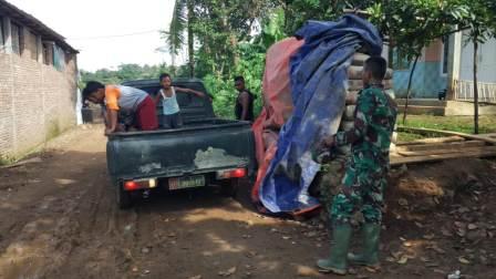 Senangnya Anak-Anak Dilokasi TMMD Naik Mobil Tentara Senangnya Anak-Anak Dilokasi TMMD Naik Mobil Tentara