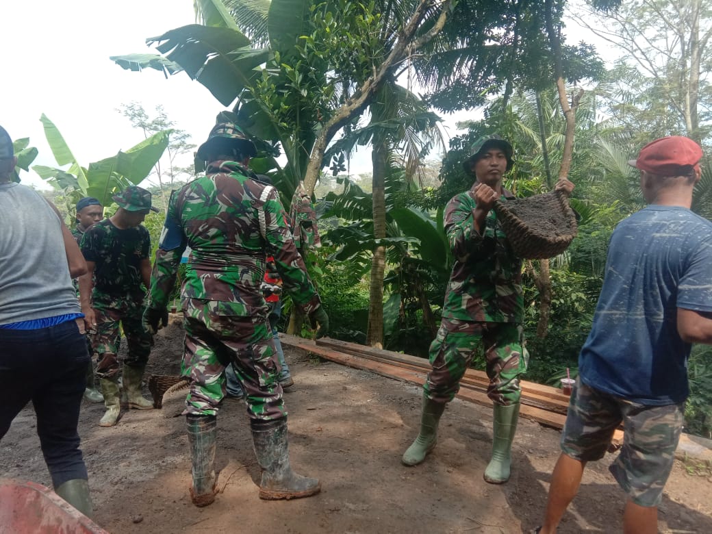 Pengabdian Satgas TMMD Tidak Mengenal Batas Dan Waktu.