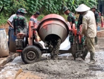 Kolaborasi Satgas TMMD Reg 107 dan Warga Kerjakan Betonisasi Jalan