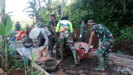 Satgas TMMD Bersama Warga Kompak Selalu Dalam Betonisasi Jalan