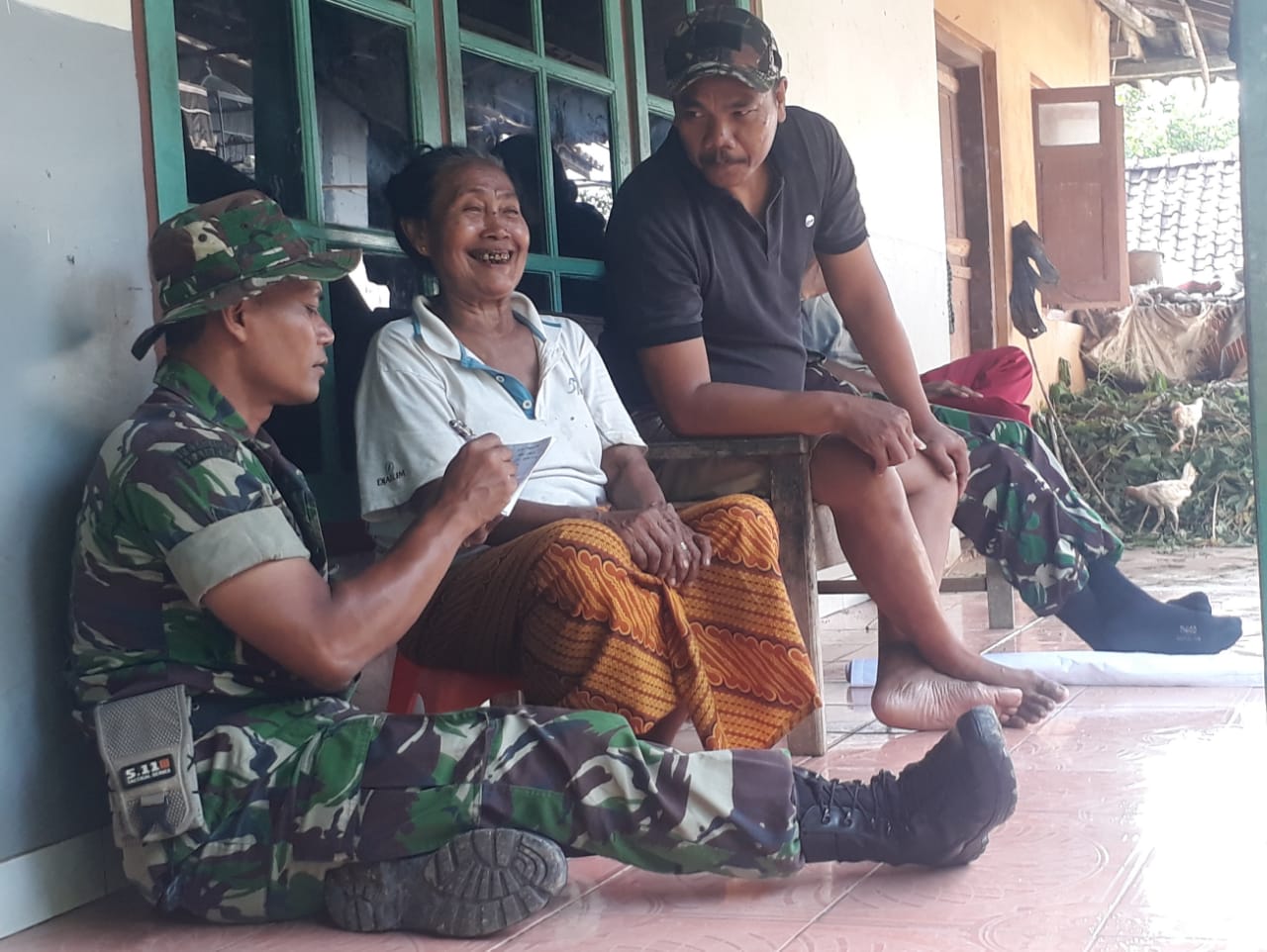 Manunggalnya TNI dan Rakyat Di TMMD, Bukti Nyata Indahnya Kebersamaan Manunggalnya TNI dan Rakyat Di TMMD, Bukti Nyata Indahnya Kebersamaan