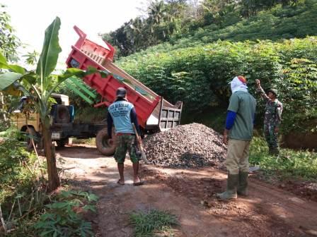 Material Terus Di Datangkan ke Lokasi TMMD