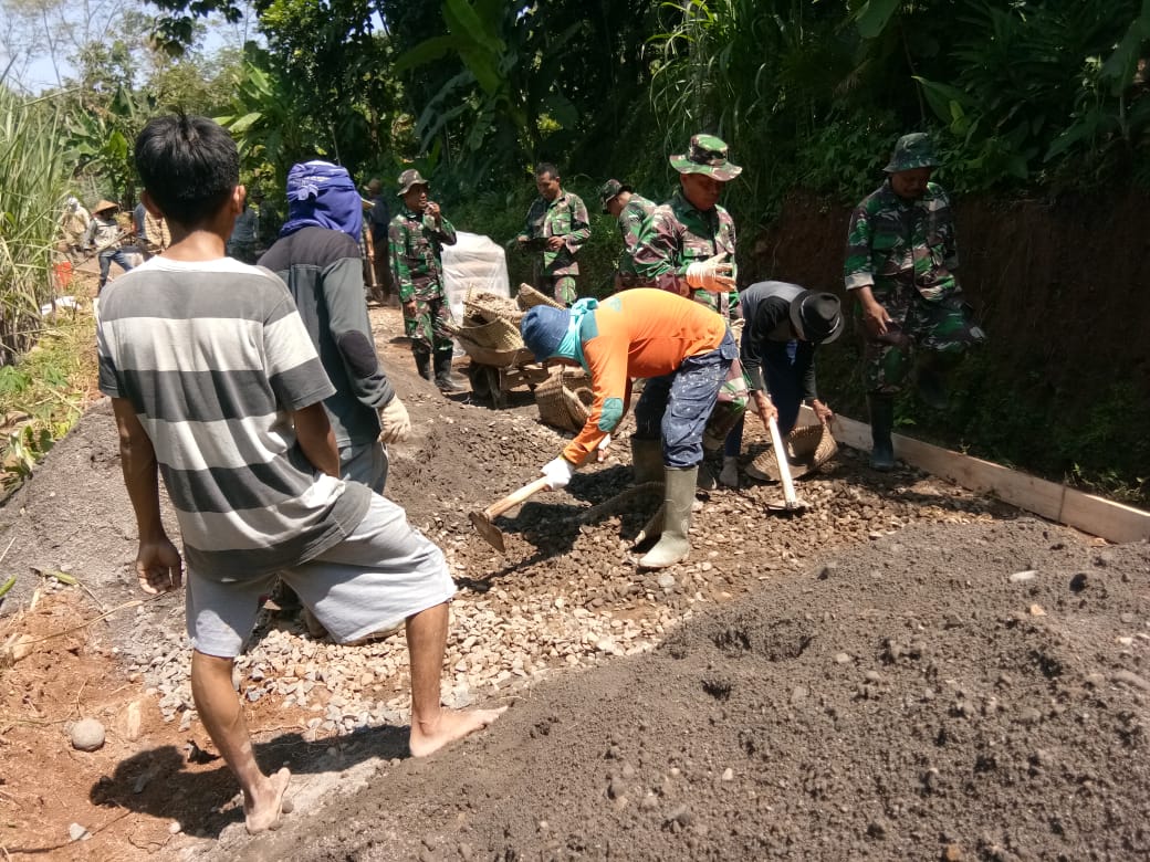 Satgas dan Warga Kerja Keras Demi TMMD Tuntas
