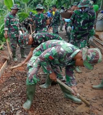 Satgas TMMD Bersama Warga Menyiapkan Landasan Pengecoran