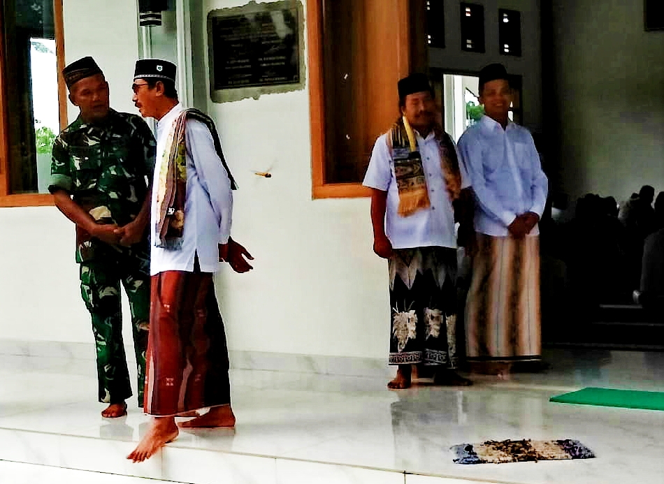 Sholat Jumat Berjamaah, Cara Anggota Satgas Dekatkan Diri Dengan Warga