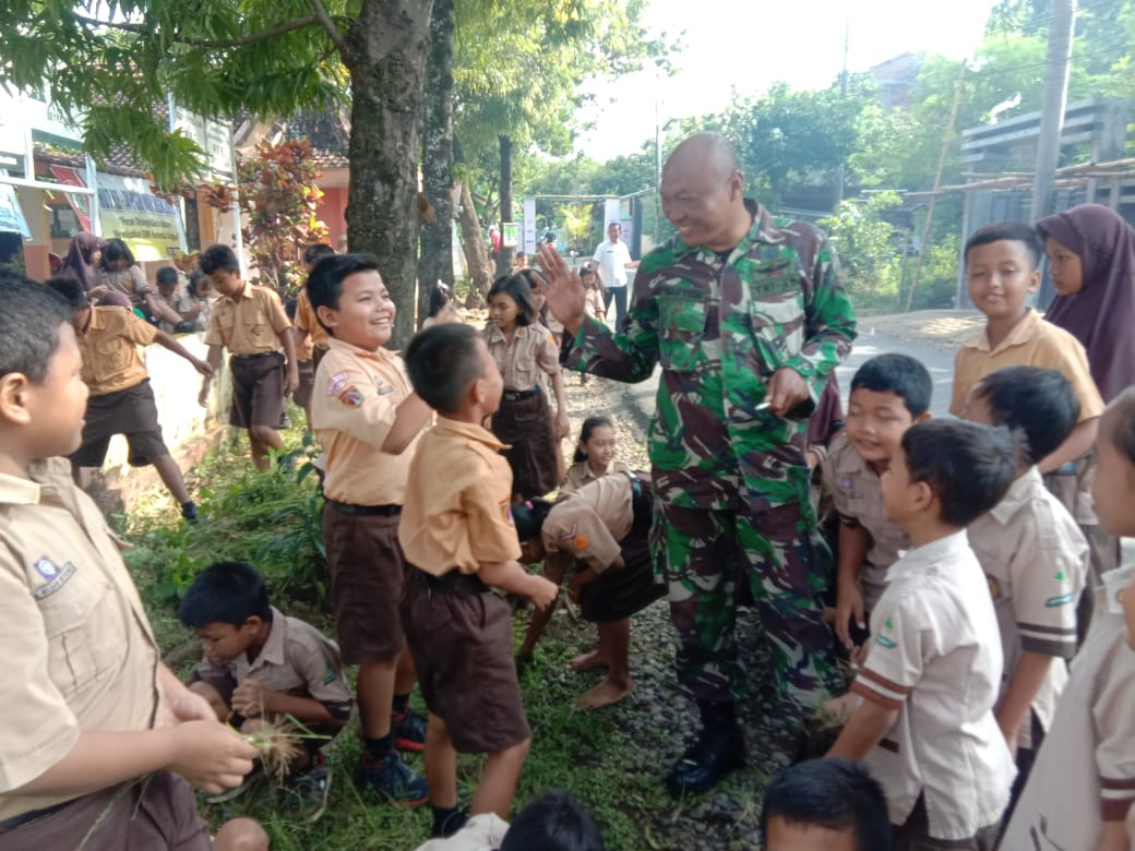 Sambut TMMD Anak -anak SD.1 Kedungsari Bersih -bersih. Sambut TMMD Anak -anak SD.1 Kedungsari Bersih -bersih.