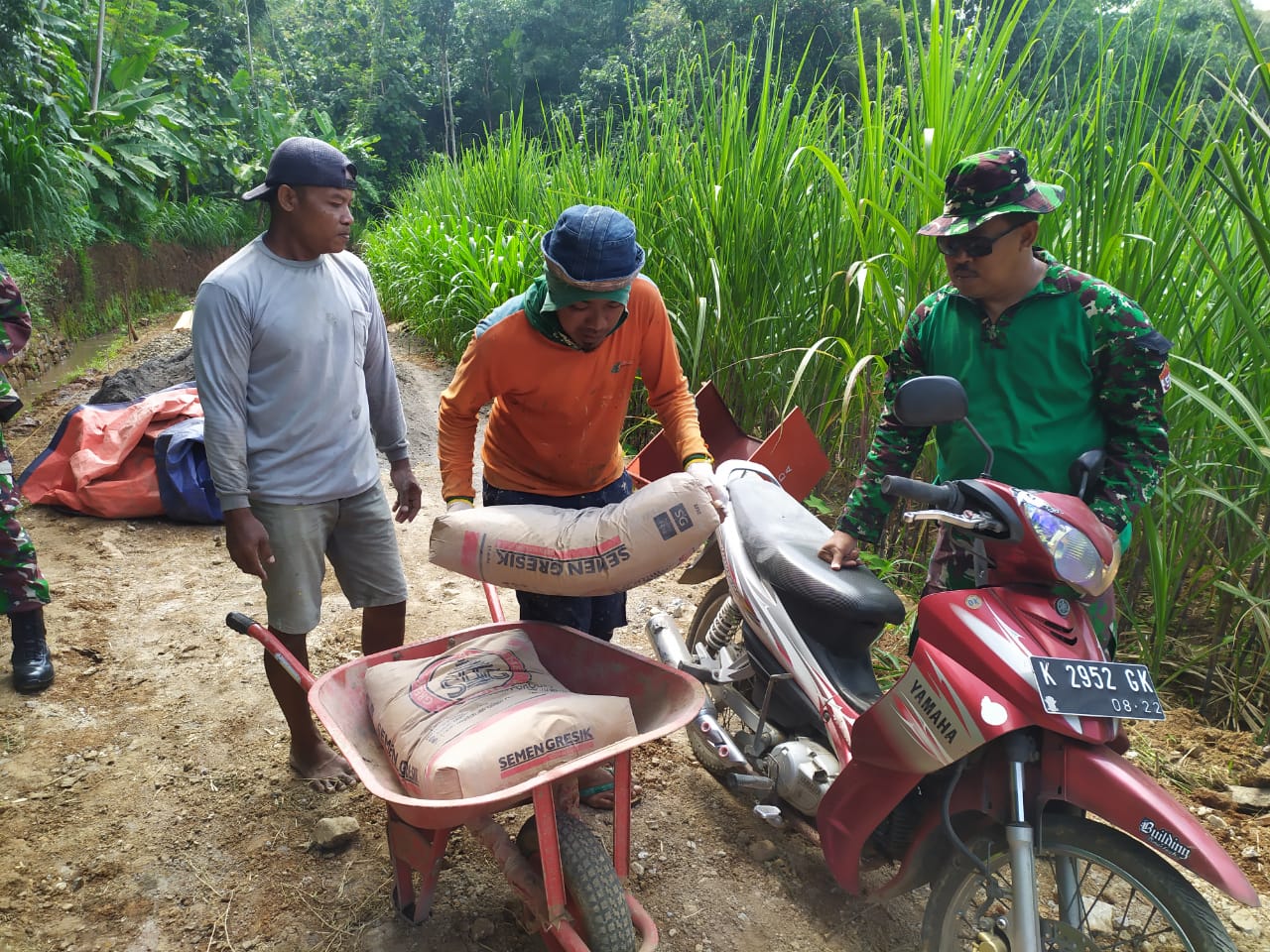 Satgas TMMD Perhatikan Warga Untuk Jaga Keamanan Saat Bekerja.