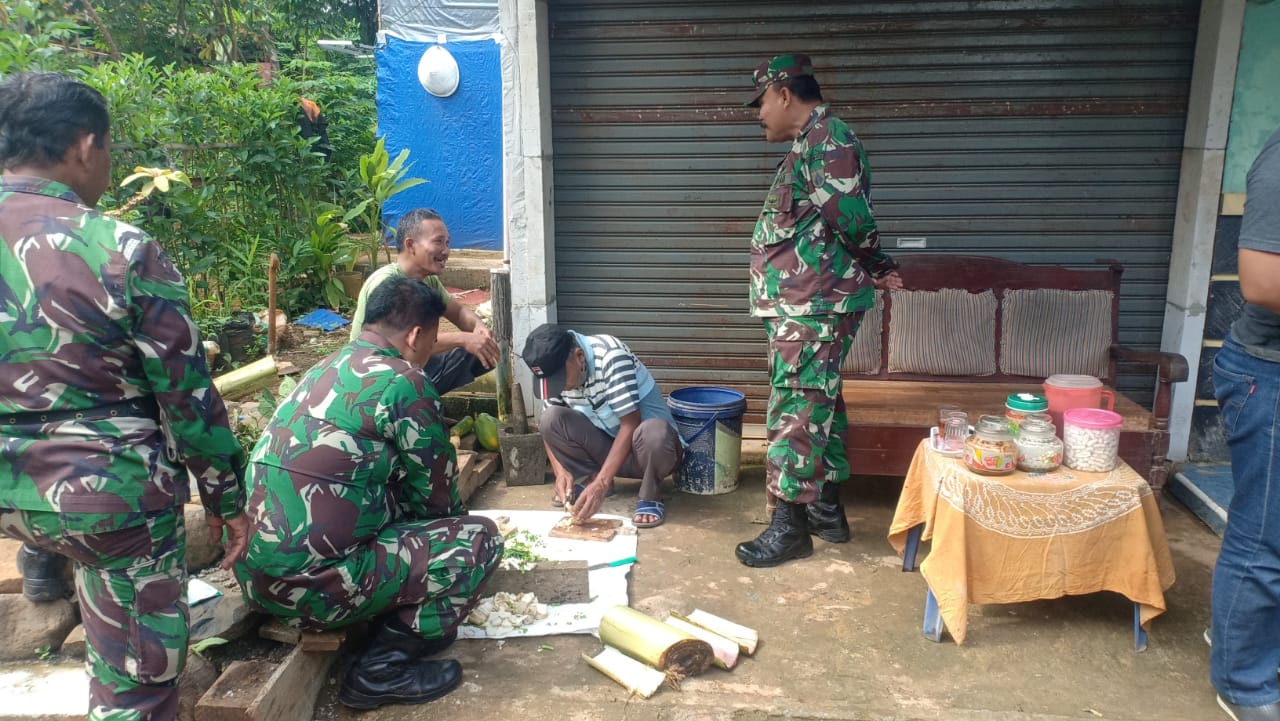 Babinsa Kreatif Pamerkan Cara Pembuatan Pupuk Organik Cair Kepada Warga Desa Kedungsari. Babinsa Kreatif Pamerkan Cara Pembuatan Pupuk Organik Cair Kepada Warga Desa Kedungsari.