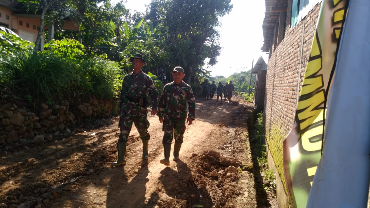 Satgas TMMD Reg.107 Jalan Kaki  Menuju Lokasi