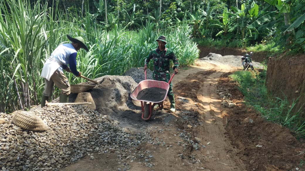 Bangun Jalan,Satgas TMMD Angkut Material Dengan Gerobak Tangan