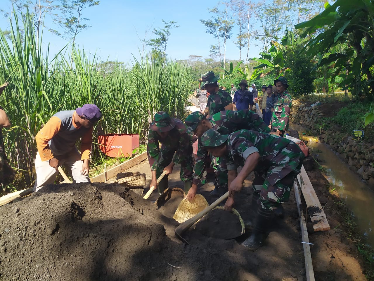 TNI Pelopori Mengatasi Kesulitan Warga Kedungsari.