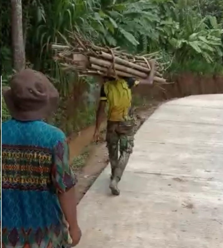 Petani Sudah Merasakan Halusnya Jalan Buatan TMMD Petani Sudah Merasakan Halusnya Jalan Buatan TMMD