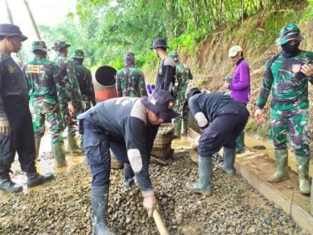 Satgas TMMD Kodim Kudus Bergotong royong Bangun Jalan.