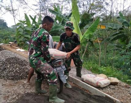 Gotong Royong TNI – Masyarakat Wujudkan Jalan Usaha Tani