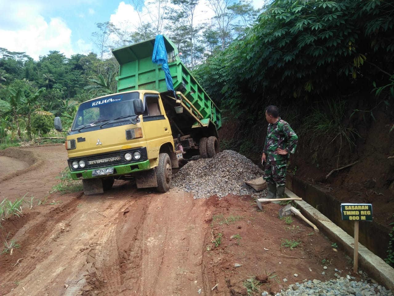 Guyuran” material lokasi titik 800 m sasaran TMMD