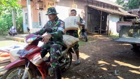 Percepat Pembangunan Satu Persatu Semen Diangkut Dengan Sepeda Motor Percepat Pembangunan Satu Persatu Semen Diangkut Dengan Sepeda Motor