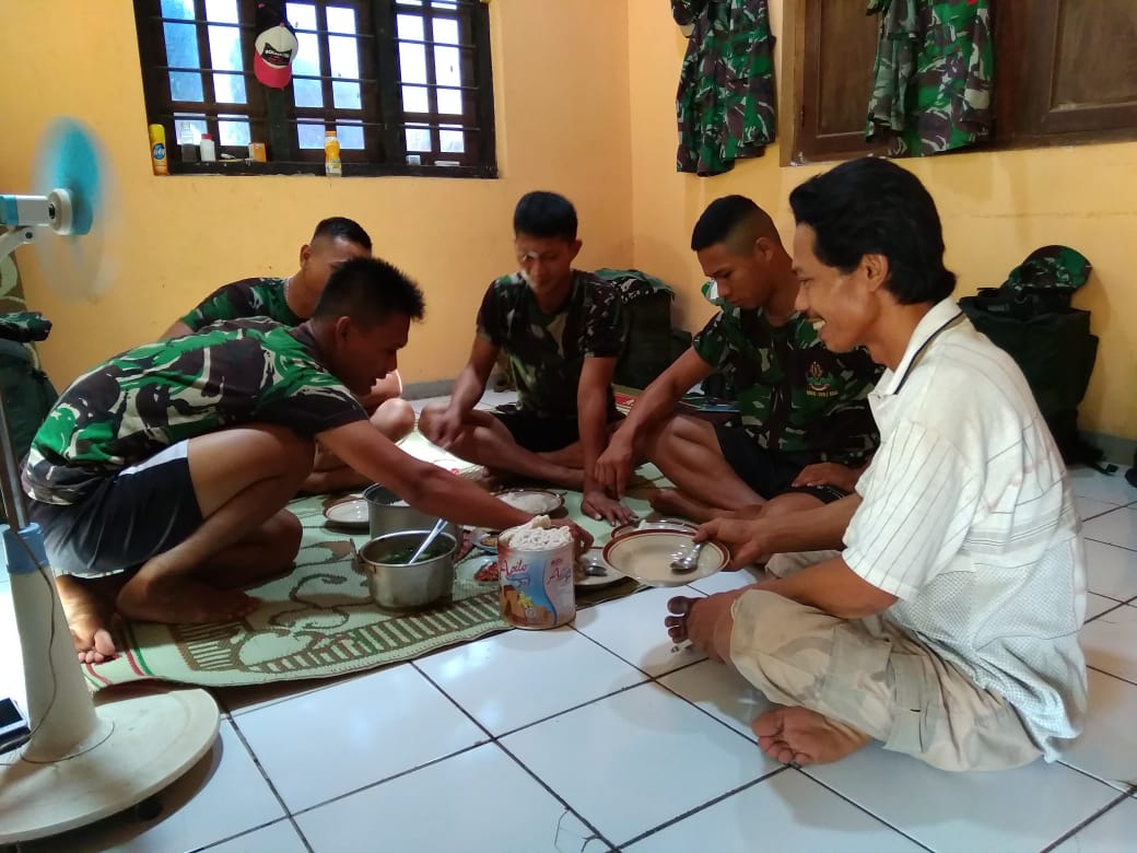 Anggota Satgas TMMD 107 Bercengkrama Dengan Rakyat Anggota Satgas TMMD 107 Bercengkrama Dengan Rakyat