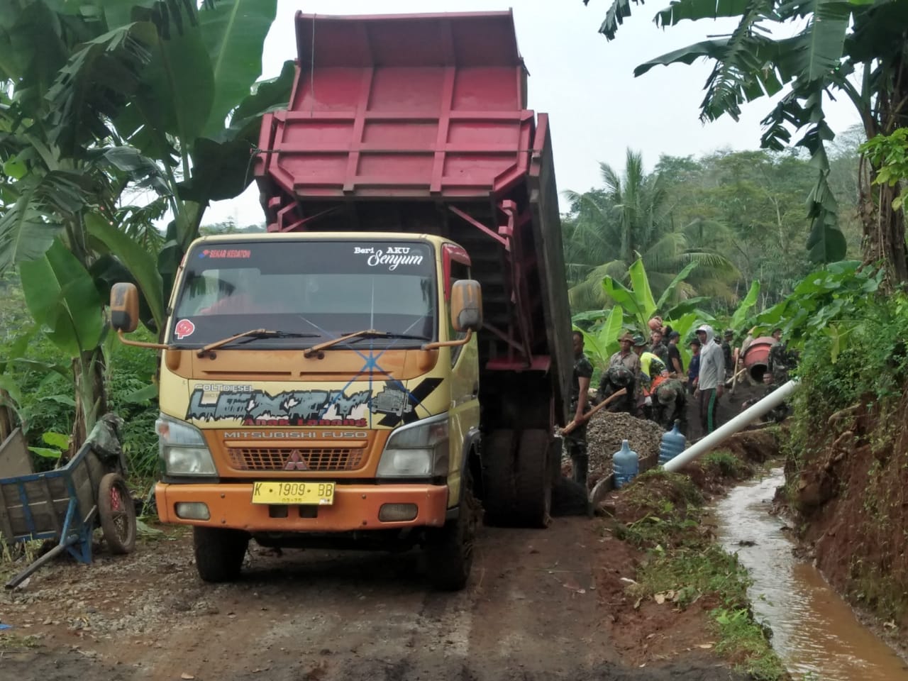 Kedatangan material di lokasi TMMD, percepat proses pengecoran jalan Kedatangan material di lokasi TMMD, percepat proses pengecoran jalan