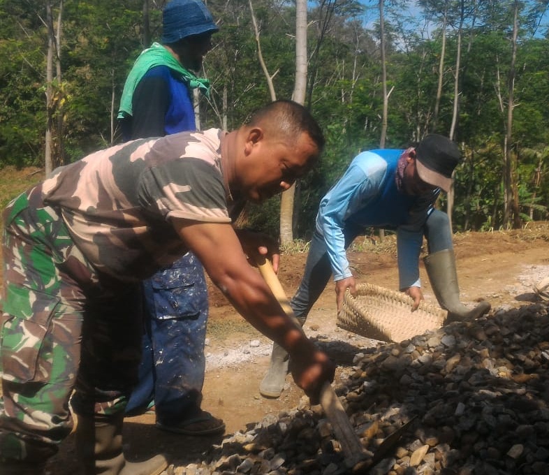 Cangkul jadi korban kerja keras   Satgas TMMD 107