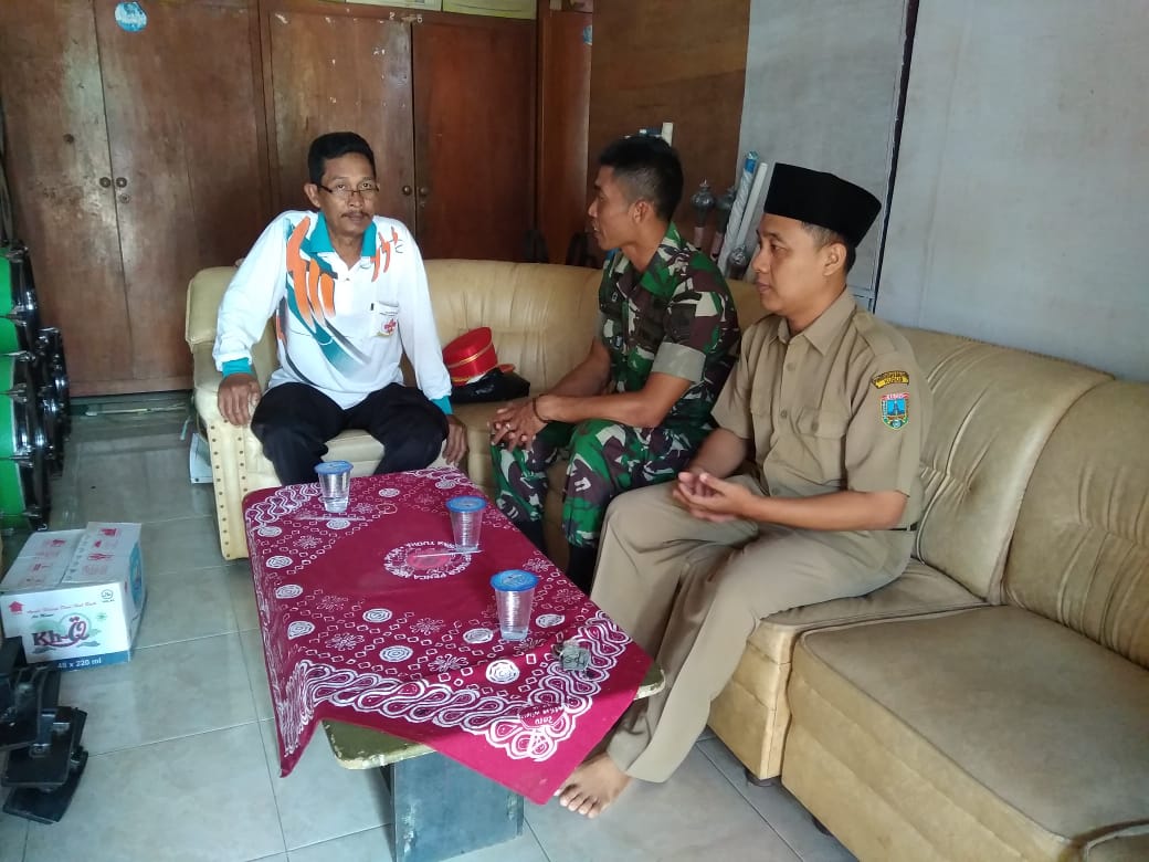 Anggota Satgas TMMD Komsos Dengan Kepala Sekolah MI.