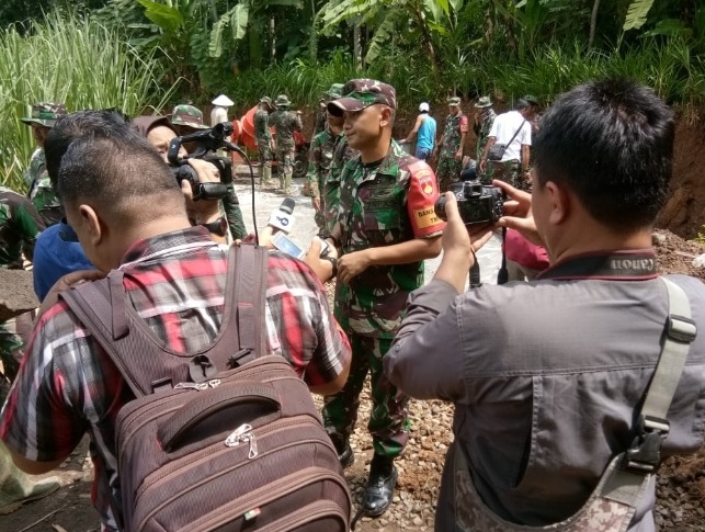 Komandan Satgas  TMMD 107 Bersama Pers Bersinergi  Dengan Media Komandan Satgas  TMMD 107 Bersama Pers Bersinergi  Dengan Media