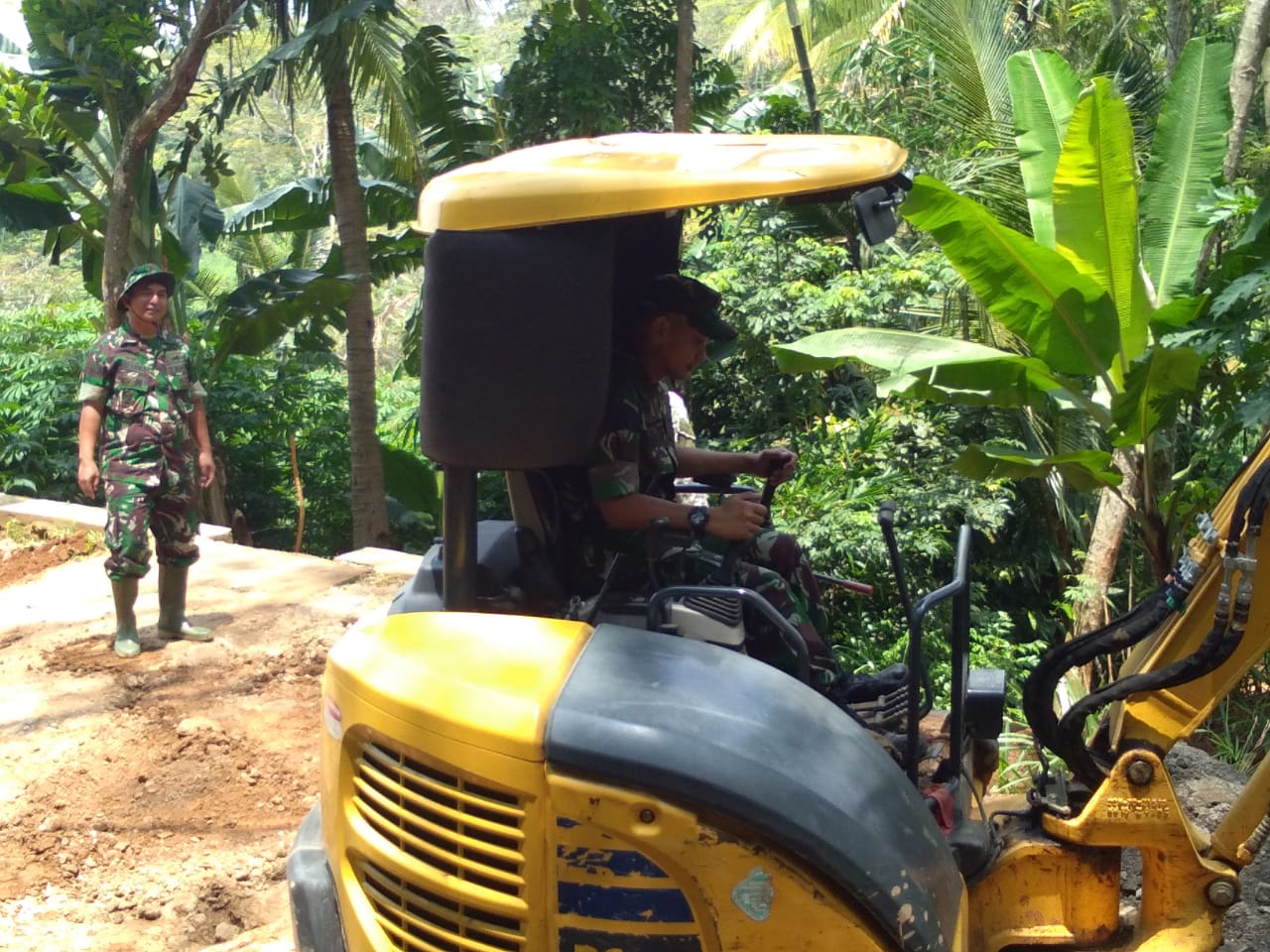 Diatas EXcavator Komandan Kodim 0722/Kudus Lakukan pengurukan