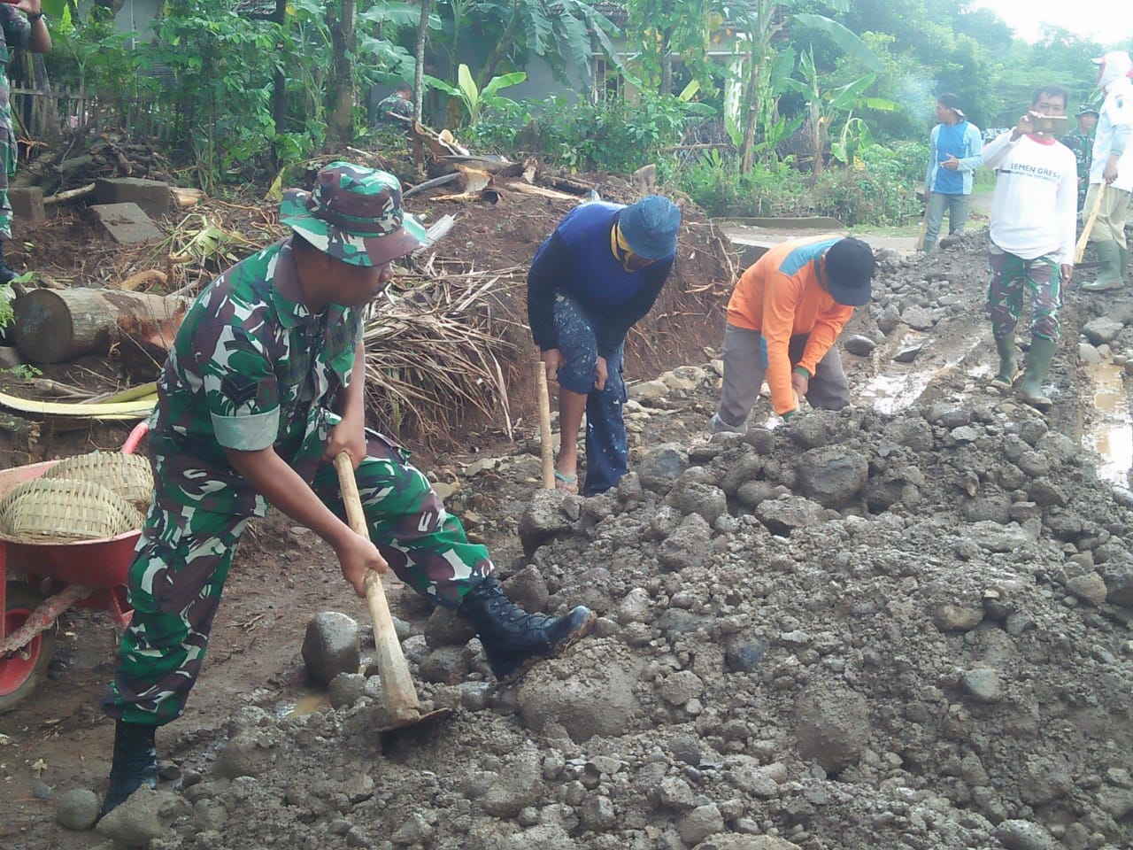 Gotong Royong di Desa Terpencil “TNI-Warga” Ingin Miliki Jalan Untuk Beraktifitas