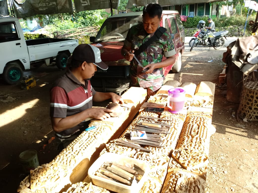 Seni Ukir Dilokasi TMMD Menjadi Ajang Belajar Satgas