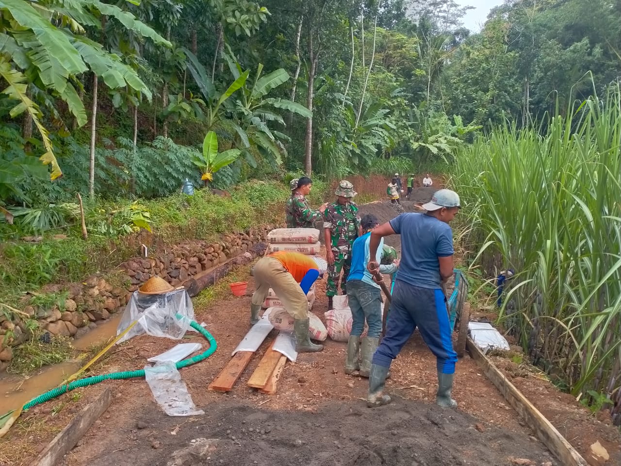 Wujud Kebersamaan Sat GasTMMD Reg 107 Kodim 0722 Dengan Masyarakat Melalui Pengecoran Jalan