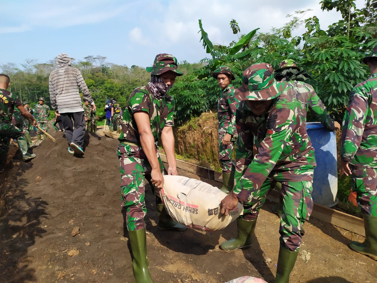 Satgas Bersama Warga Kebut Sasaran Fisik TMMD Reg 107