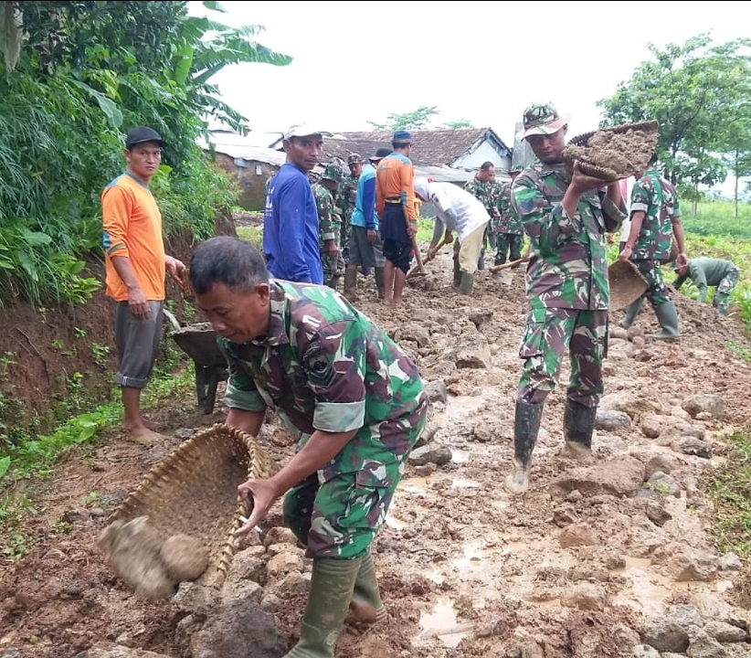 Dilokasi TMMD, Tanamkan Tradisi Gotong royong